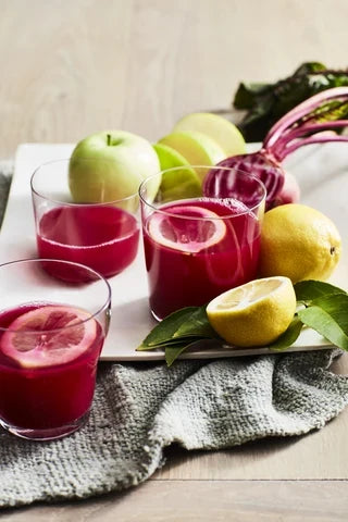 Le jus de pomme est-il bon pour la santé ? 8 bienfaits [et 4 RISQUES]
